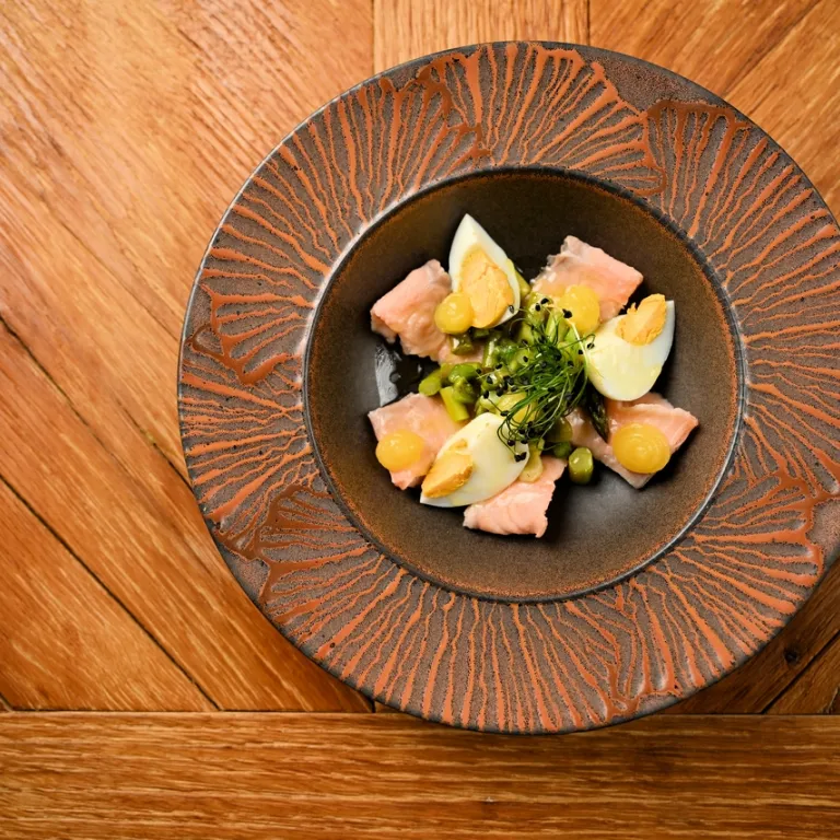 Piatti con asparagi