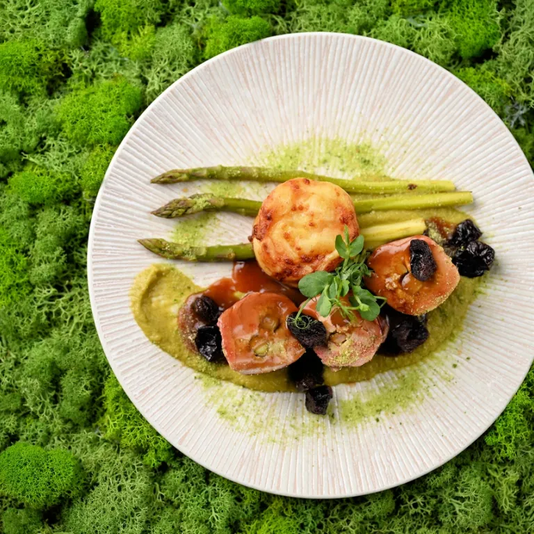 Piatti con asparagi