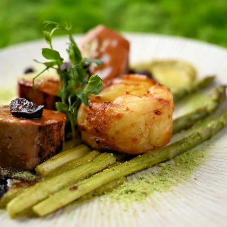 Piatti con asparagi